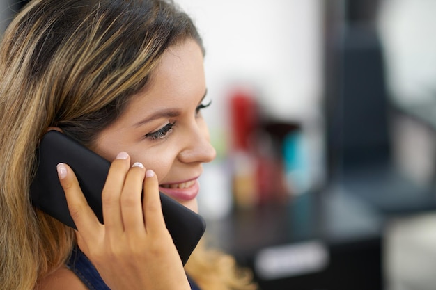 Peluquería hablando por teléfono