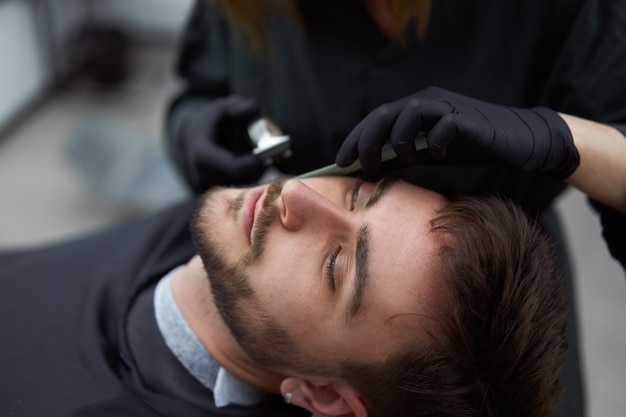 Peluquería joven hermosa mujer caucásica corta barba guapo en peluquería moderna