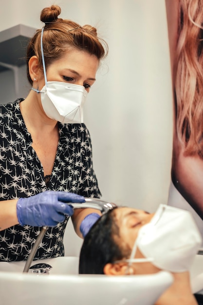 Peluquería con medidas de seguridad por la nueva normalidad covid19