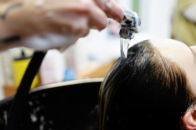 Peluquería Mujer durante el lavado de cabello closeup