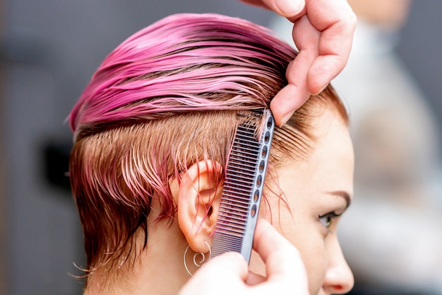 Peluquería peinando el cabello.