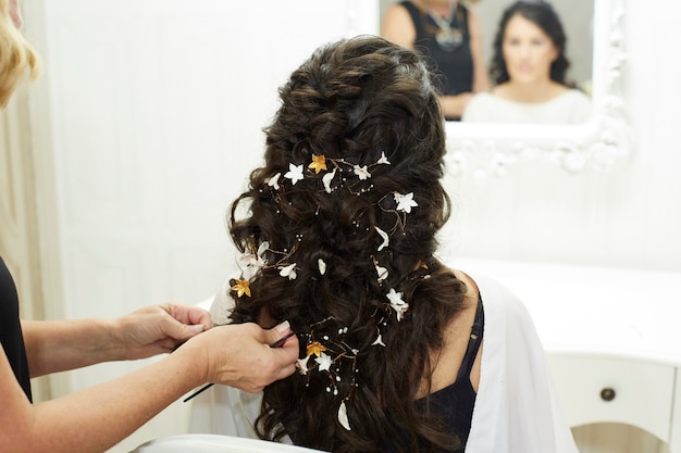 Peluquería peinando a una mujer morena