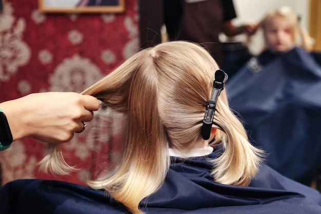 Peluquería peluquería hace peinado para niña en peluquería Peluquería mujer hacer peinado bonito de moda