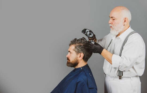 Peluquería profesional para colorear el cabello del hombre Proceso de un hombre para teñir el cabello en la peluquería