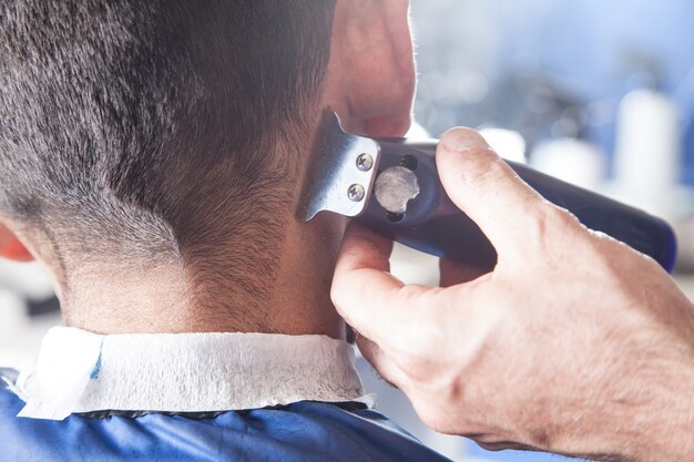 Peluquería profesional con cortadora de cabello.