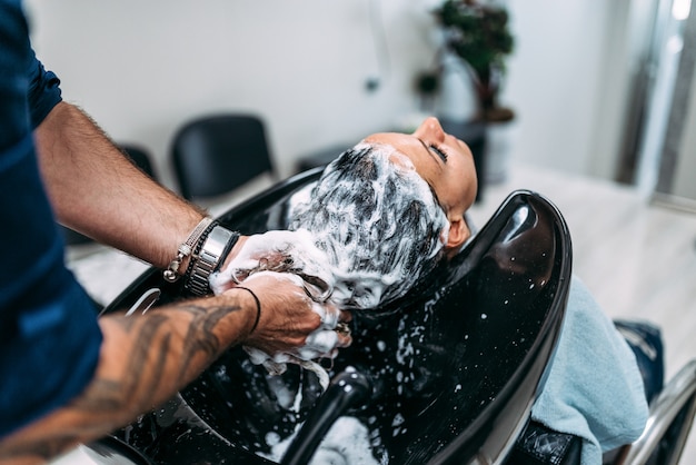 Peluqueria profesional para el lavado de los clientes del cabello. De cerca.