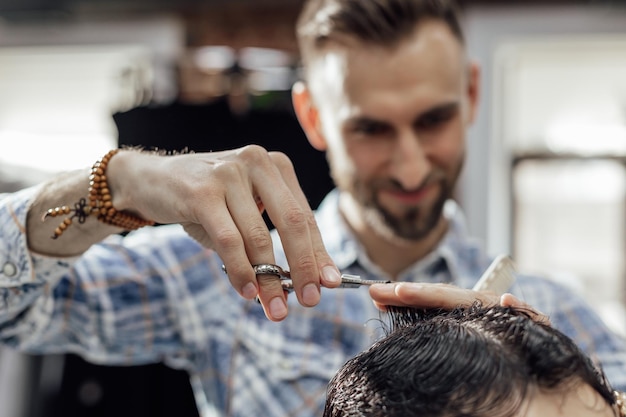 Foto peluquería profesional que trabaja con el cliente en peluquería