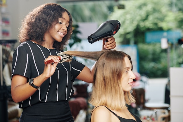 Peluquería en salón de belleza