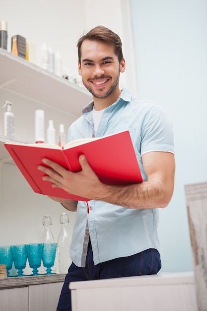 Peluquería sonriente con libro de valores