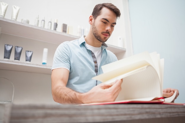 Peluquería sonriente con libro de valores