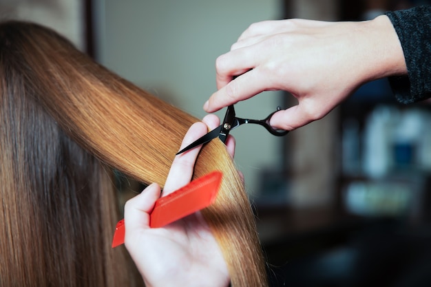 Peluquería con tijeras y peine de pelo lindo para mujer joven.