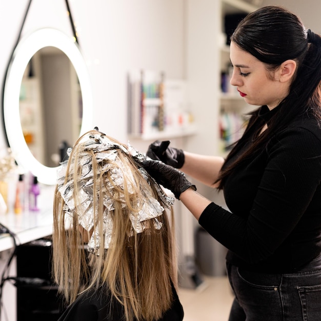 Peluquería Tratamiento coloración o decoloración del cabello rubio servicios profesionales de peluquería Estilismo