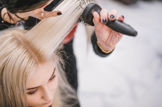 Foto peluquero anónimo que prepara el pelo del cliente