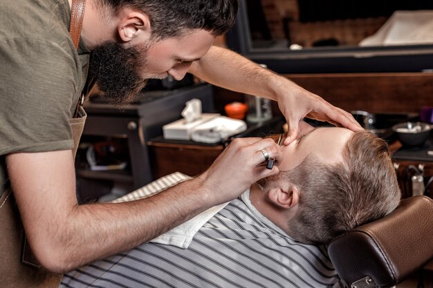 Peluquero y barbudo en peluquería