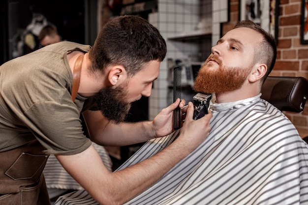 Peluquero y barbudo en peluquería