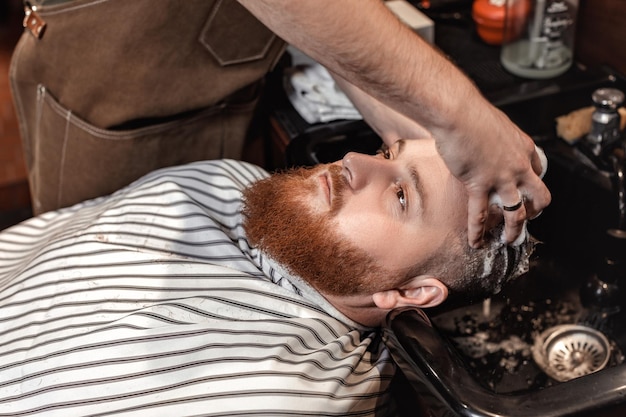 Peluquero y barbudo en peluquería