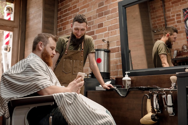 Peluquero y barbudo en peluquería