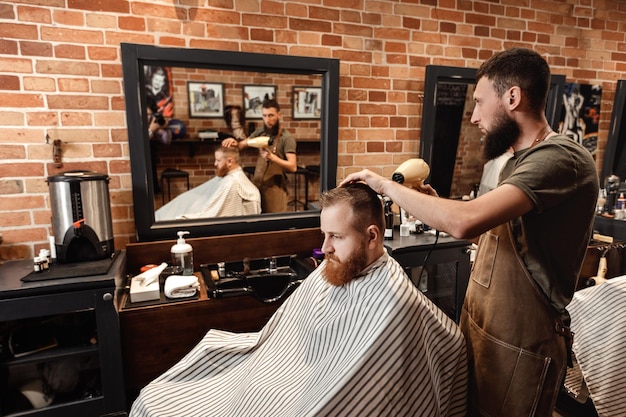 Peluquero y barbudo en peluquería