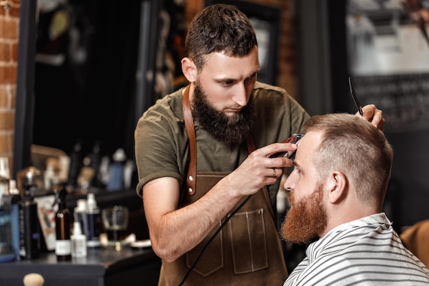 Peluquero y barbudo en peluquería