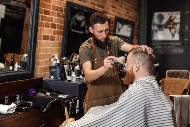 Peluquero y barbudo en peluquería