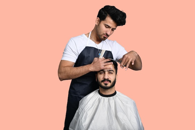 peluquero cortando cabello otro hombre indio modelo paquistaní