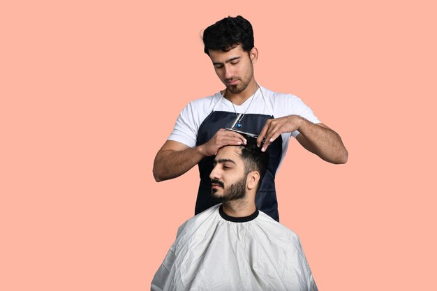 peluquero cortando cabello otro hombre indio modelo paquistaní