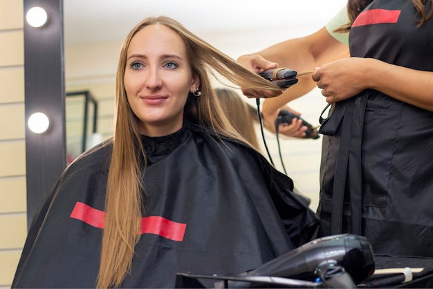 Peluquero cortando el cabello en el salón de belleza