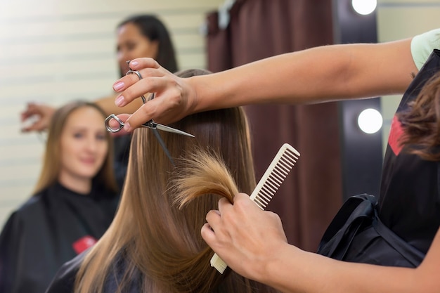 Foto peluquero cortando el cabello en el salón de belleza