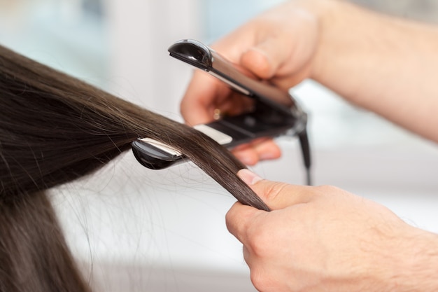 Peluquero hace peinado de mujer