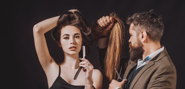 Peluquero hace peinado con productos para el cuidado del cabello Peluquero haciendo peinado corte de pelo Mujer con...