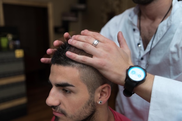 peluquero, preparación, joven, después, un, nuevo, corte de pelo