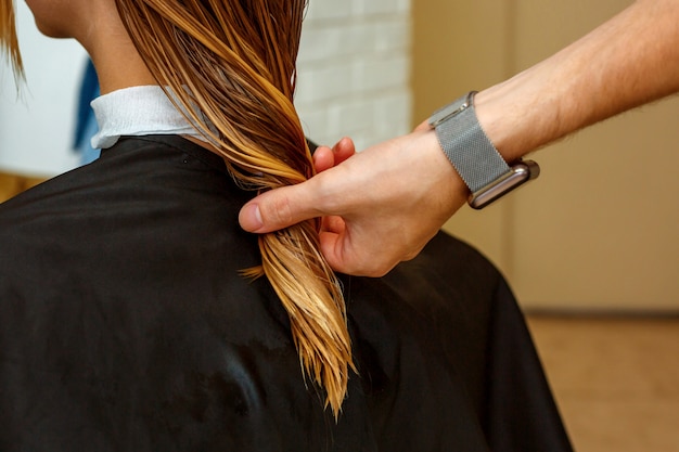 Foto peluquero profesional con un cliente en el salón.