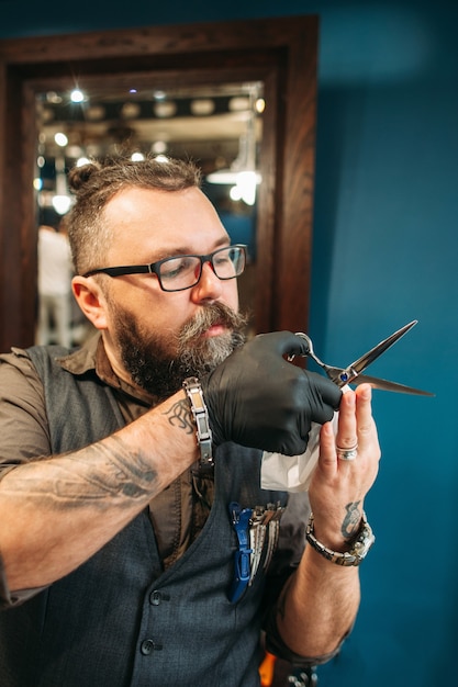 Peluquero profesional enseña a cortar el cabello