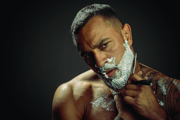 El peluquero profesional en la preparación del cabello interior de la barbería es solo para la maquinilla de afeitar elegante.