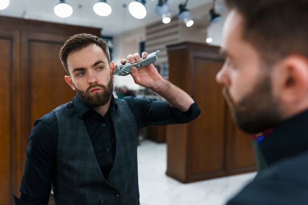 Peluquero recorta la barba