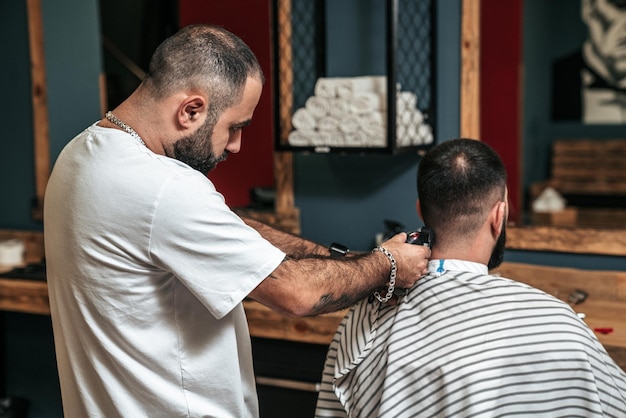 Peluquero sirviendo a un cliente en una barbería