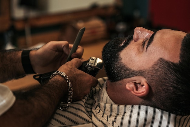 Peluquero sirviendo a un cliente en una barbería