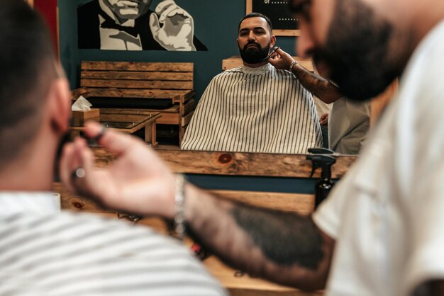 Peluquero sirviendo a un cliente en una barbería