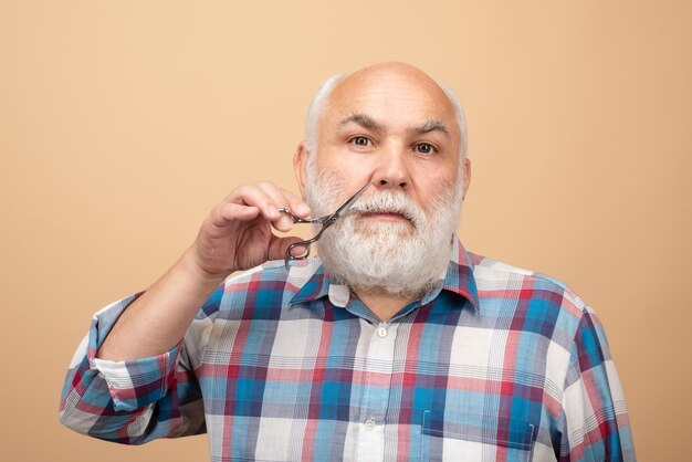 Peluquero con tijeras de peluquero, concepto de peluquería. Hombre con barba, hombre con barba.