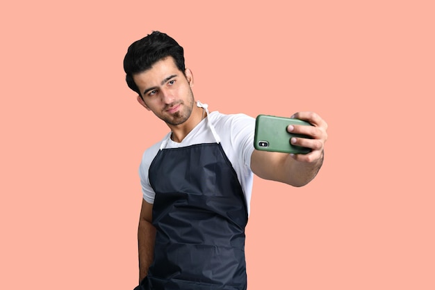 Foto peluquero tomando selfie modelo paquistaní indio