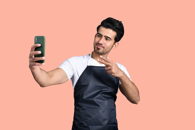 peluquero tomando selfie modelo paquistaní indio