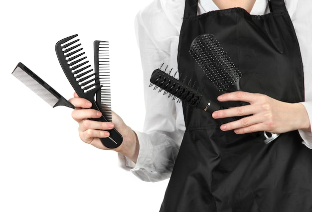 Peluquero en uniforme con herramientas de trabajo aislado en blanco