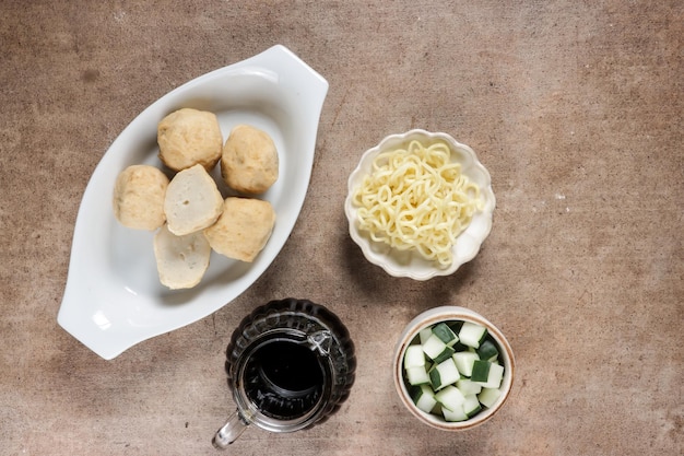 Pempek Adaan oder Pempek Bulat ist ein runder Fischkuchen aus Palembang, serviert mit Cuko-Sauce.