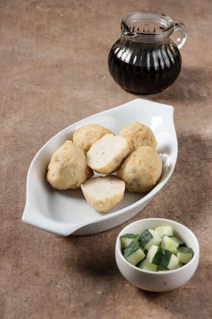 Pempek Adaan oder Pempek Bulat ist ein runder Fischkuchen aus Palembang, serviert mit Cuko-Sauce.