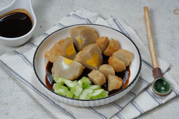 pempek com molho cukoé uma iguaria saborosa de bolo de peixe indonésio tipicamente de palembang