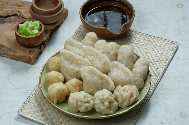 pempek com molho cukoé uma saborosa torta de peixe indonésia, típica de Palembang