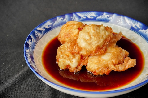 Pempek é uma comida típica de Palembang, na Indonésia. Esta comida é muito popular.