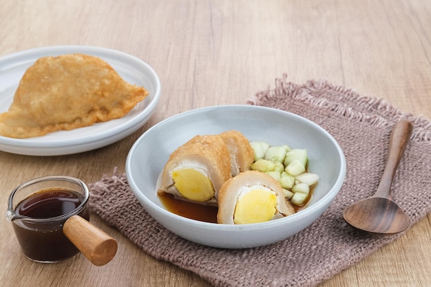 Pempek, Empek-Empek, traditionelles Essen aus Süd-Sumatra, Indonesien. Lebensmittel auf Fischbasis.