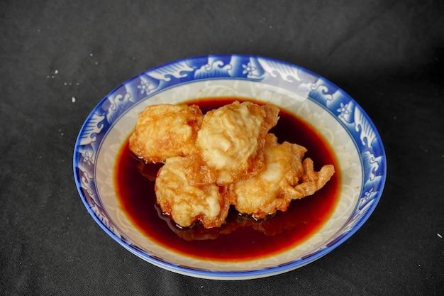 Pempek ist ein typisches Essen aus Palembang, Indonesien. Dieses Essen ist sehr beliebt.