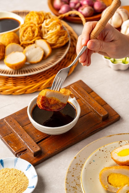 Pempek ist eine herzhafte indonesische fischkuchen-delikatesse aus fisch und tapioka aus palembang